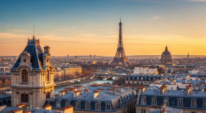 Vue panoramique de Paris au coucher du soleil avec la tour Eiffel, la Seine et les toits parisiens, symbole du patrimoine culturel français.
